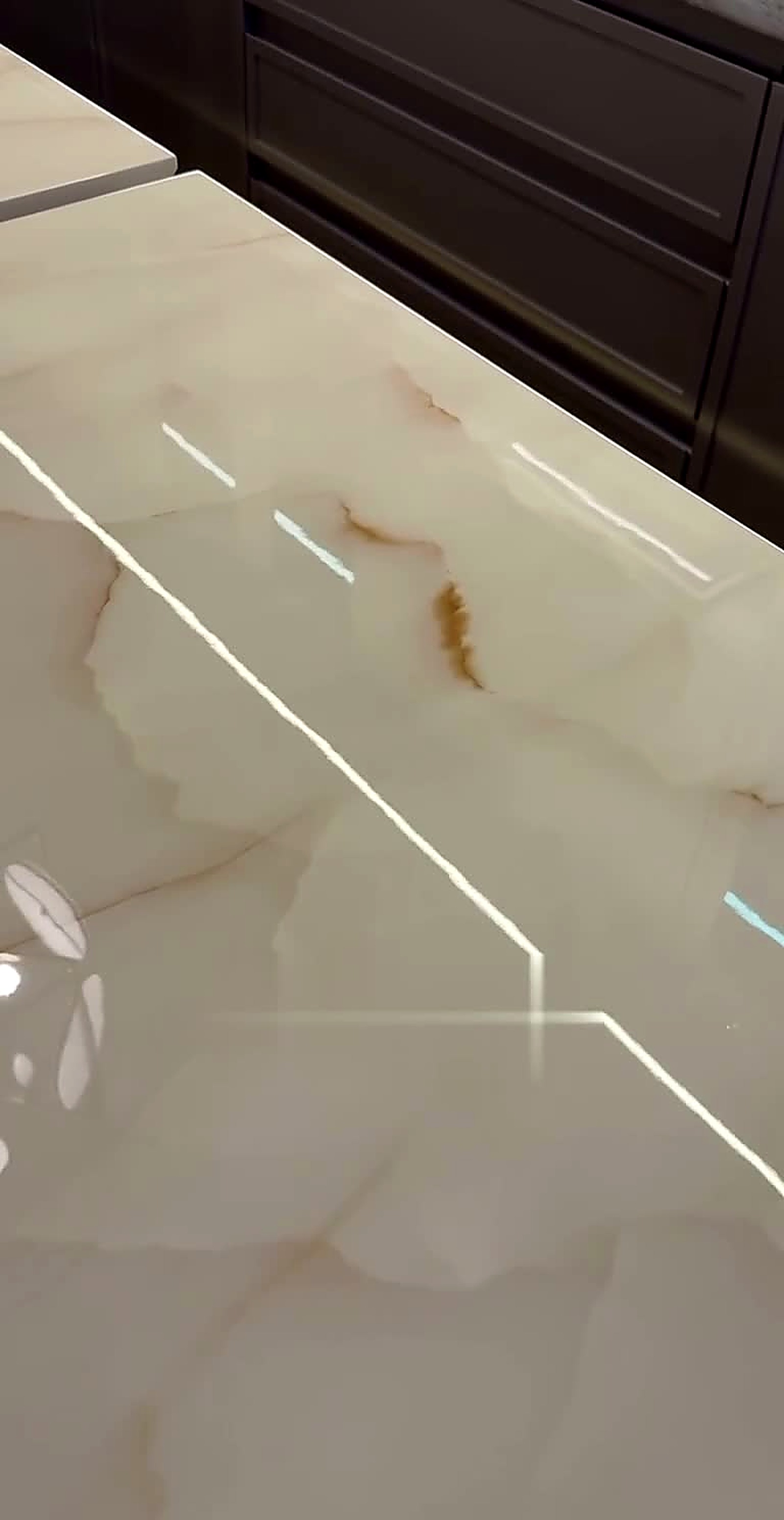 Same countertop edge after protective film, glossy finish
